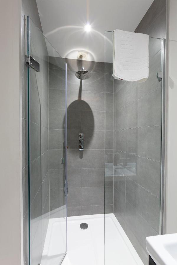 Immaculate Central Windsor Town House With Parking المظهر الخارجي الصورة