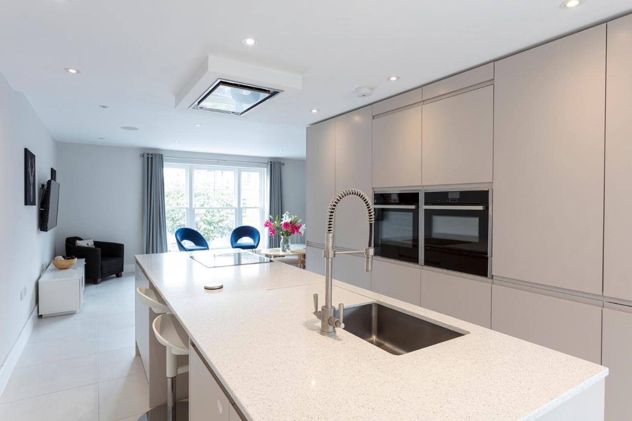 Immaculate Central Windsor Town House With Parking المظهر الخارجي الصورة