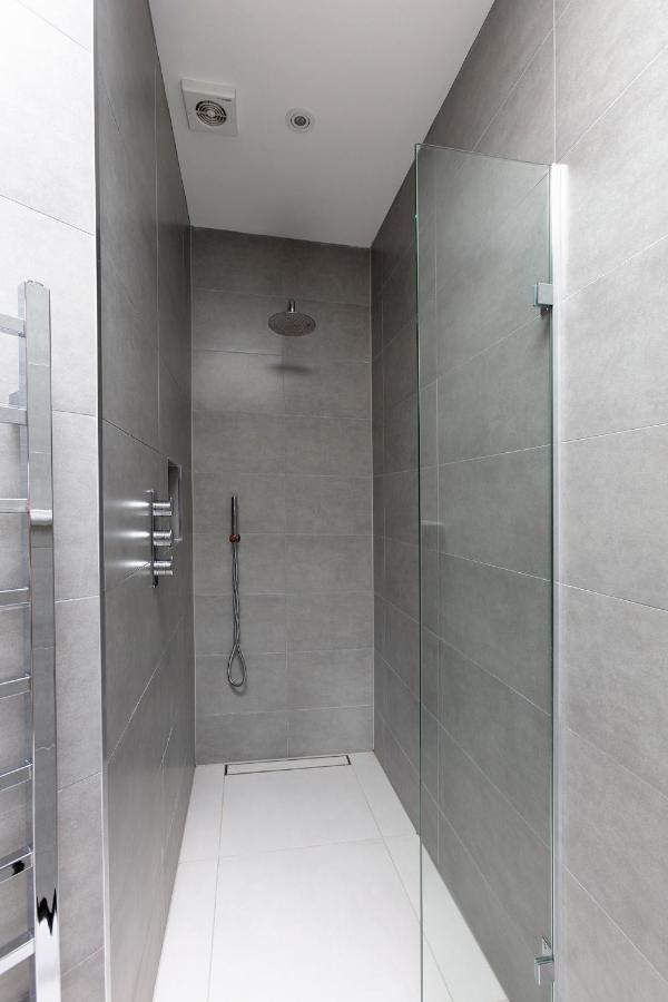 Immaculate Central Windsor Town House With Parking المظهر الخارجي الصورة