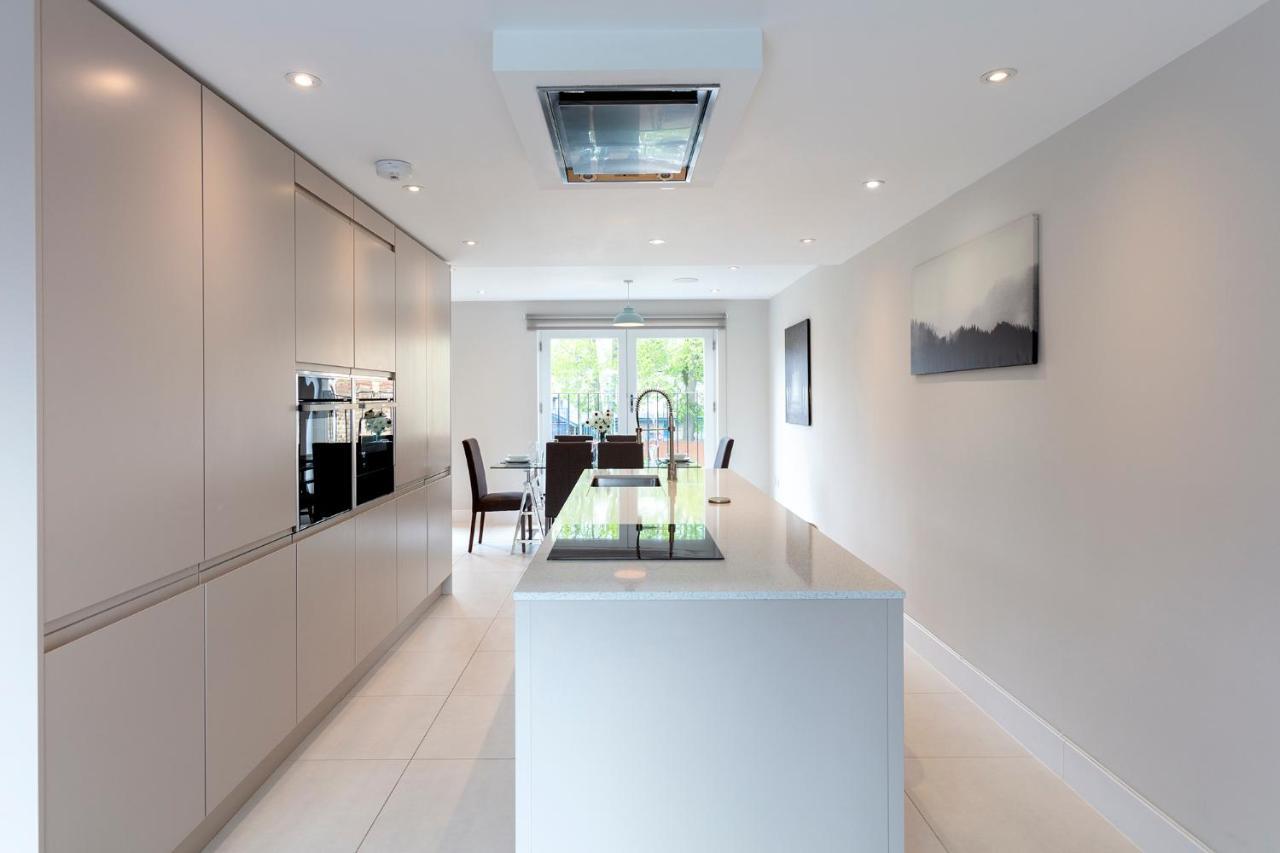 Immaculate Central Windsor Town House With Parking المظهر الخارجي الصورة